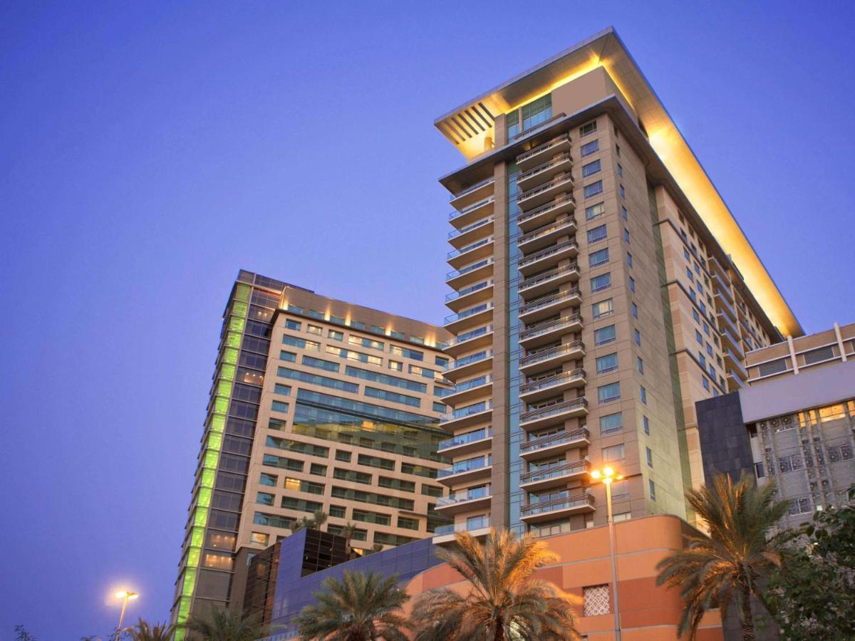 Swissôtel Al Ghurair Dubai Bagian luar foto The hotel at night