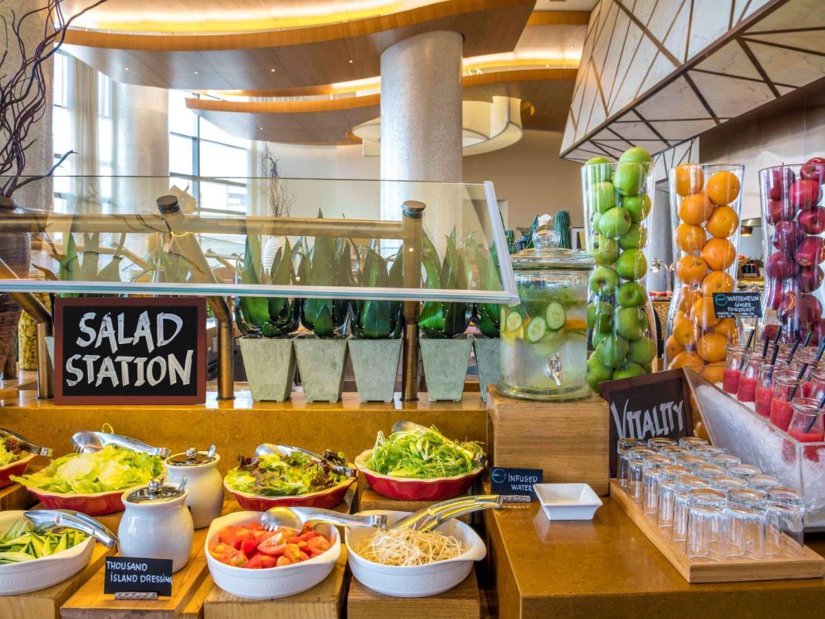 Swissôtel Al Ghurair Dubai Bagian luar foto Salad bar