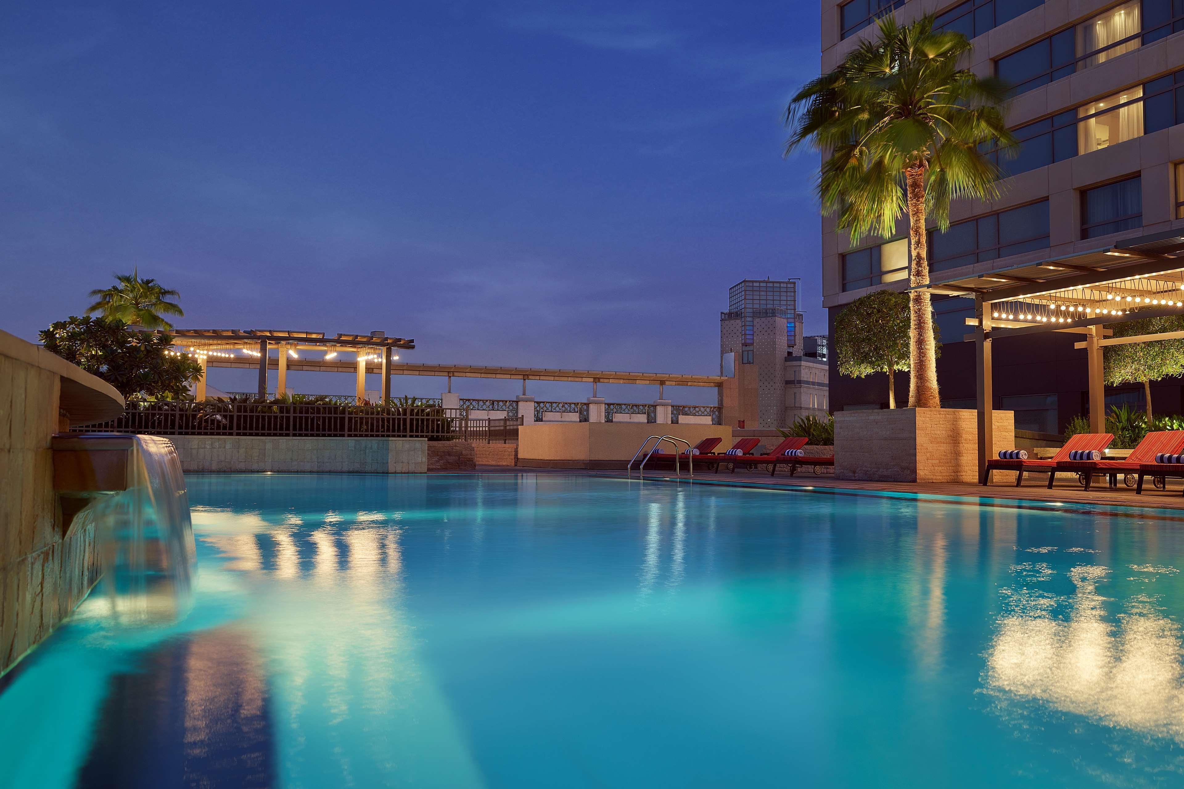 Swissôtel Al Ghurair Dubai Bagian luar foto The swimming pool at the hotel