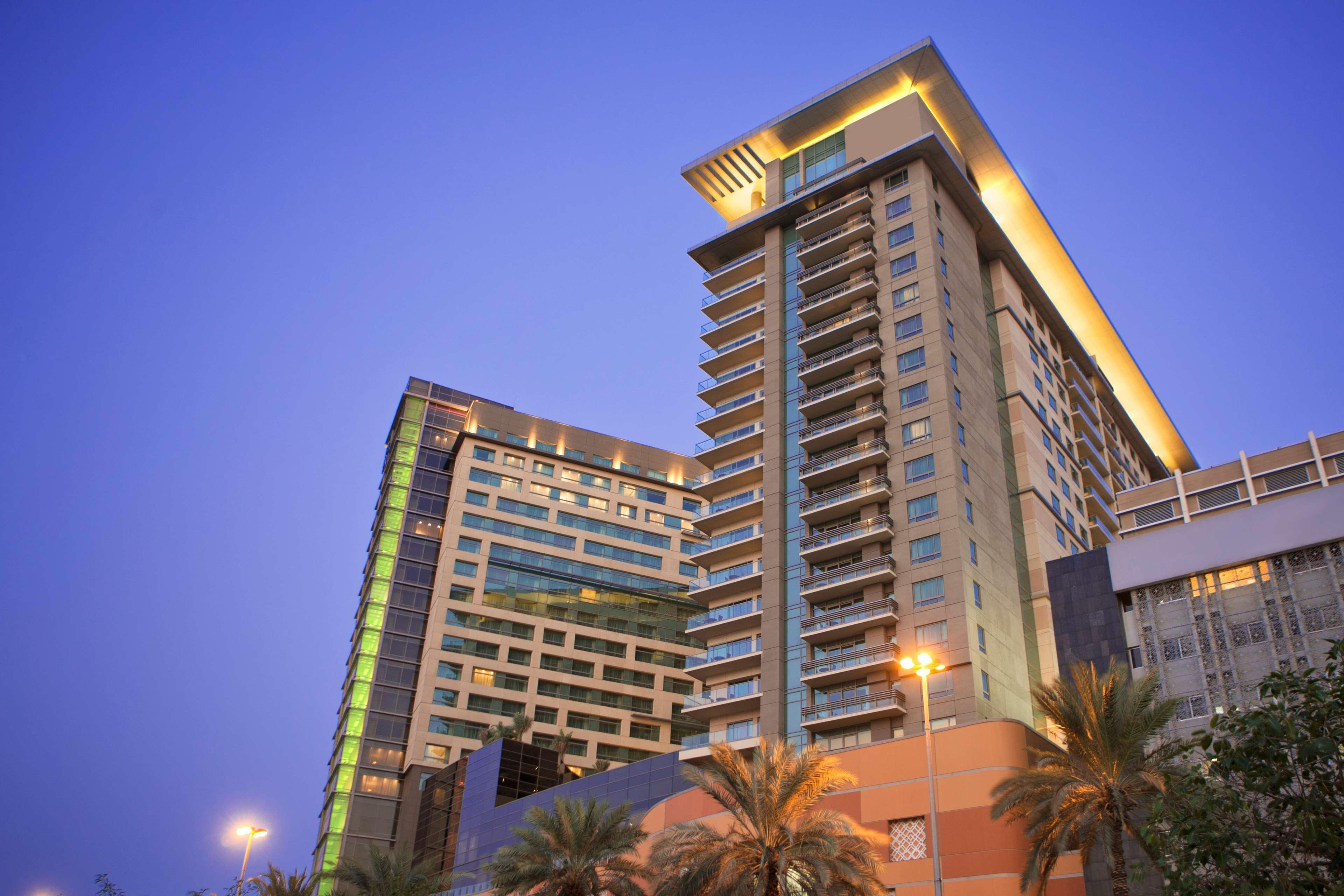 Swissôtel Al Ghurair Dubai Bagian luar foto The hotel at night