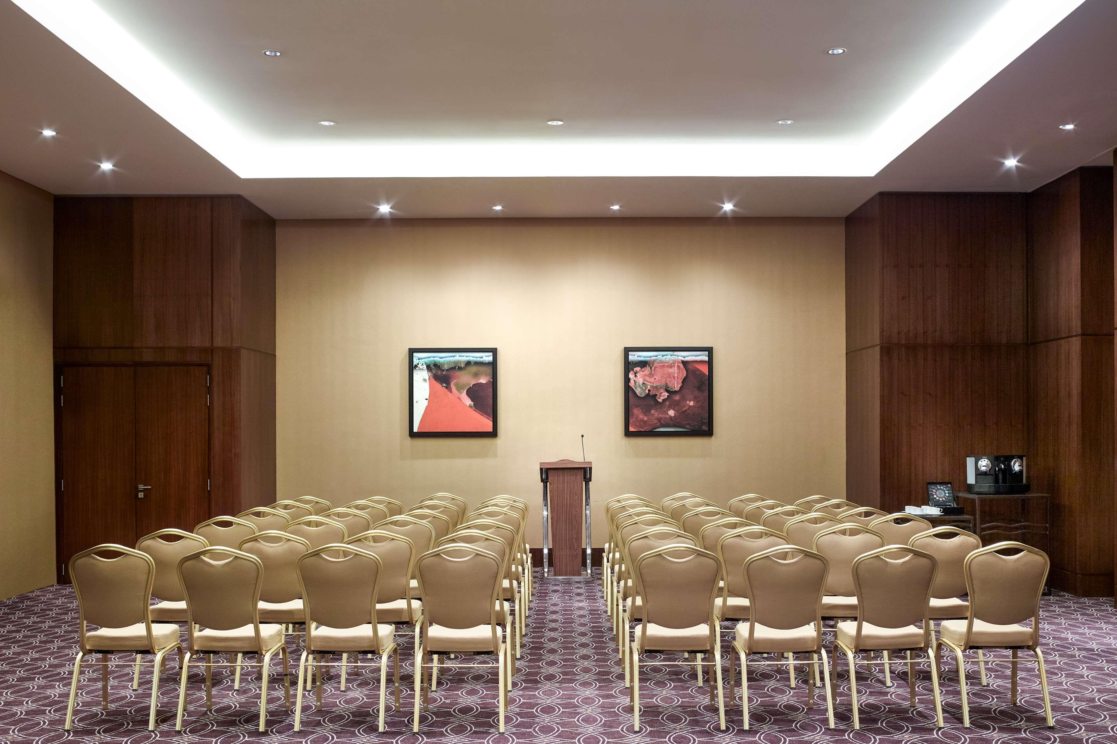 Swissôtel Al Ghurair Dubai Bagian luar foto Meeting room