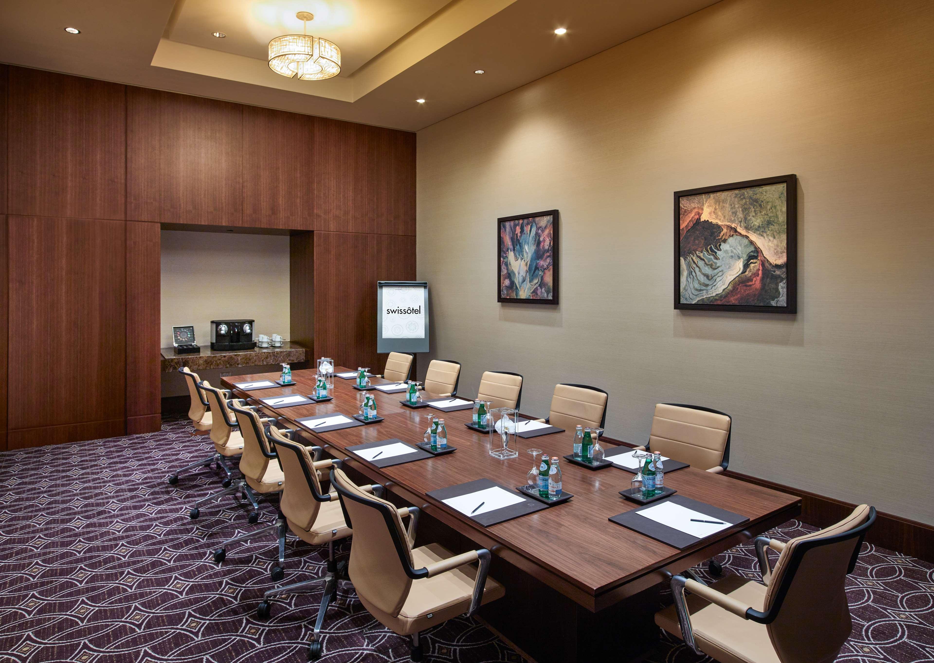 Swissôtel Al Ghurair Dubai Bagian luar foto A boardroom at a hotel