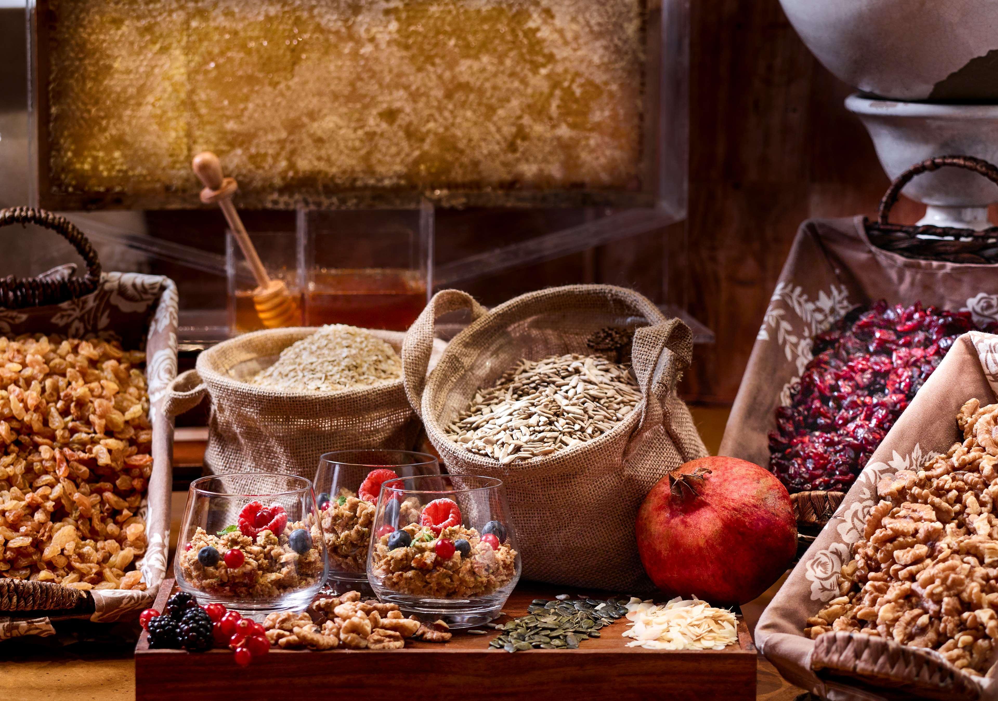 Swissôtel Al Ghurair Dubai Bagian luar foto Muesli ingredients