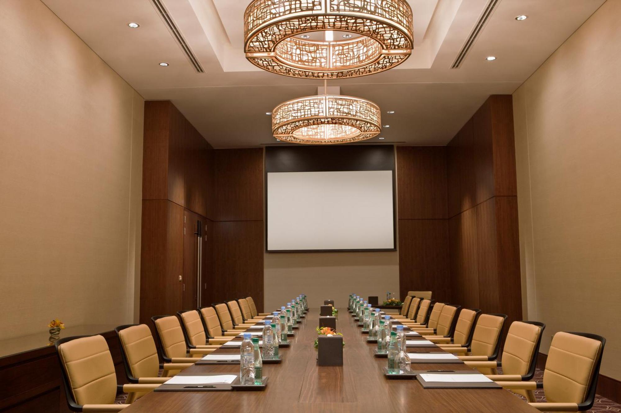 Swissôtel Al Ghurair Dubai Bagian luar foto A boardroom at the Ritz-Carlton, Dubai