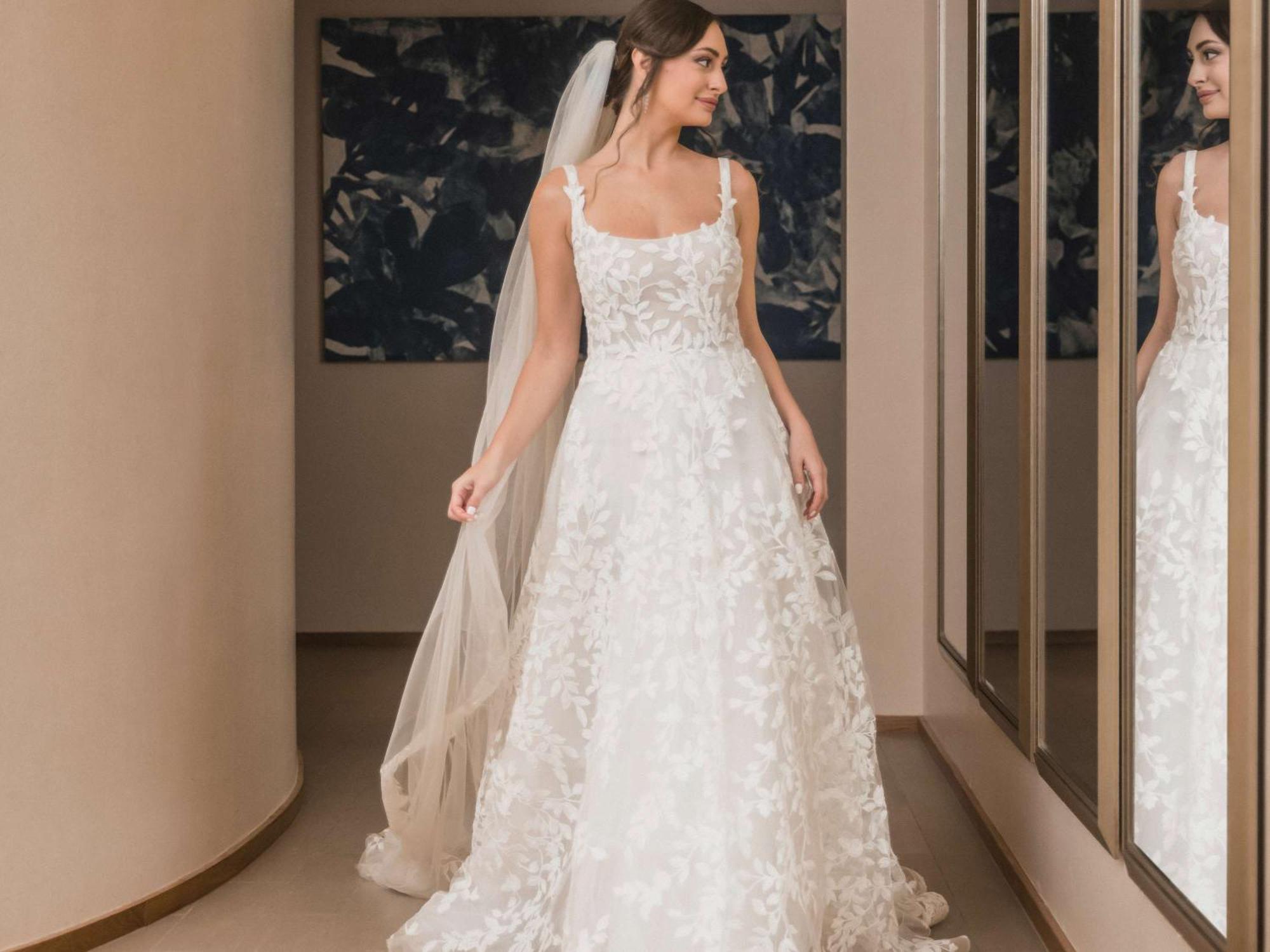Swissôtel Al Ghurair Dubai Bagian luar foto A wedding dress