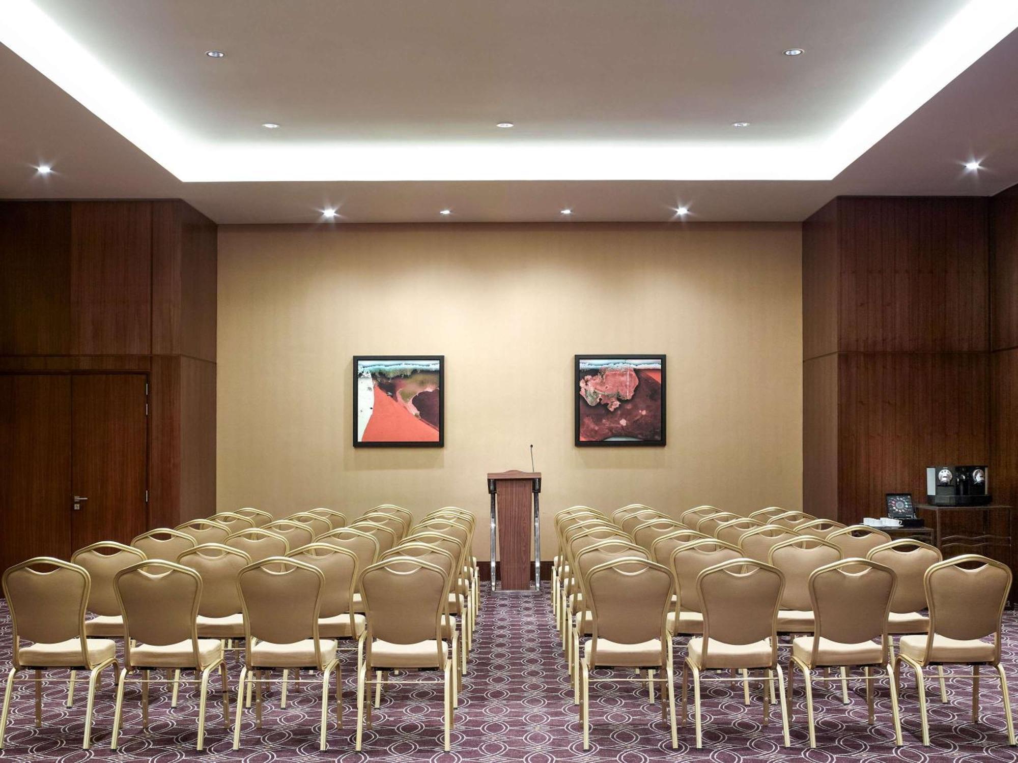 Swissôtel Al Ghurair Dubai Bagian luar foto Meeting room
