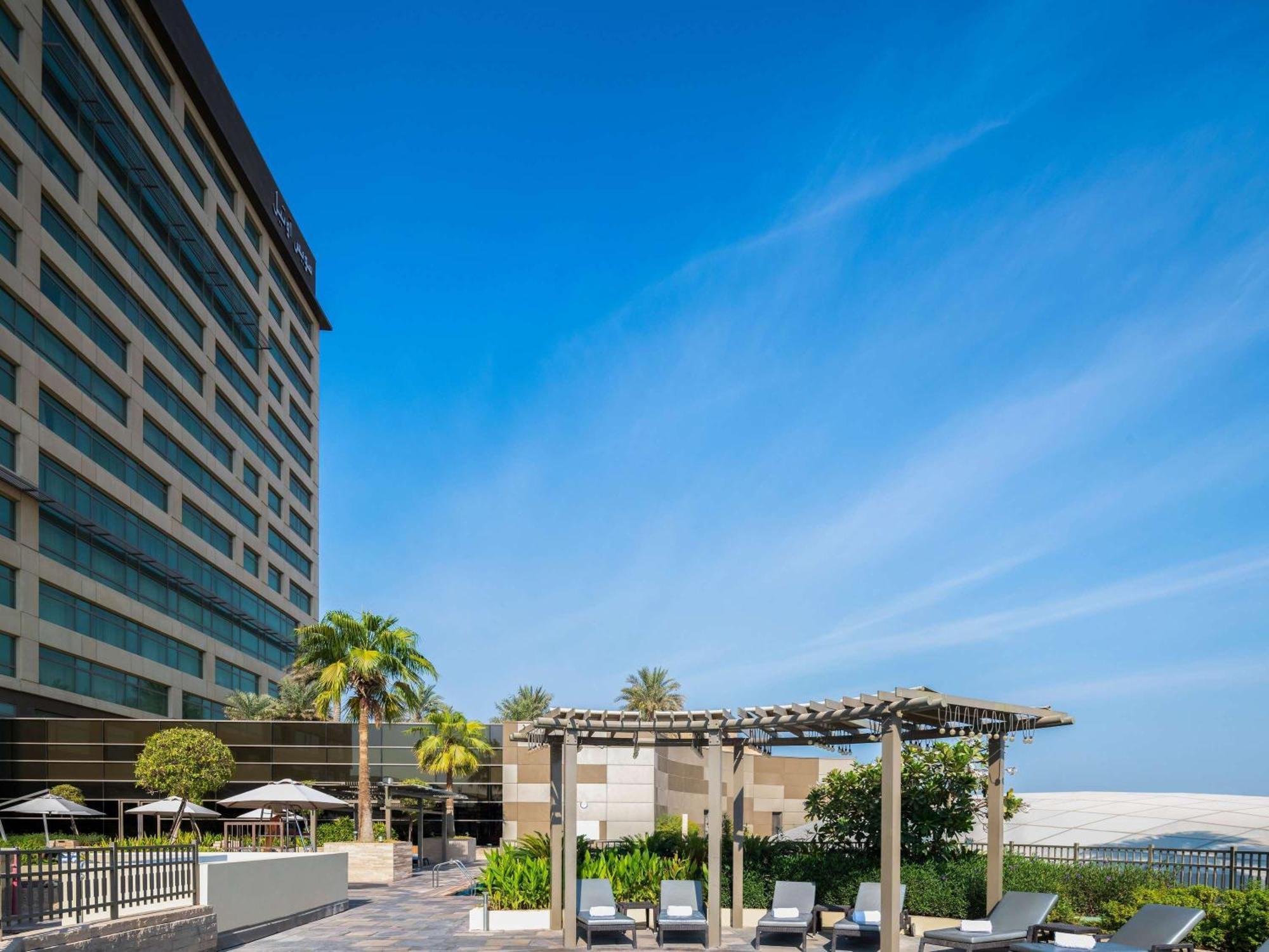 Swissôtel Al Ghurair Dubai Bagian luar foto The hotel's pool deck